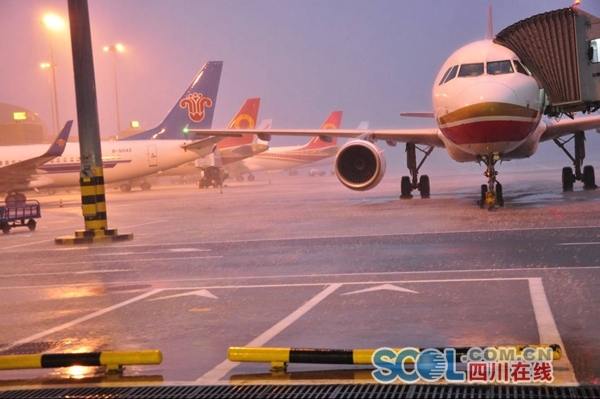 遭遇雷暴天气袭击 成都机场出现大面积航班延误