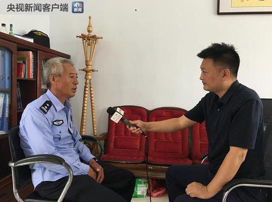 央视记者采访审讯汤兰兰父亲汤继海的民警贾德春