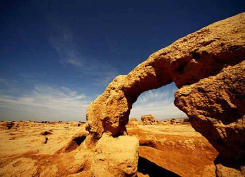 未解之谜：罗布泊传惊人消息 发现墓地宝藏